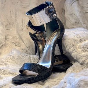 Jennifer Lopez size 6 high heels snake like material